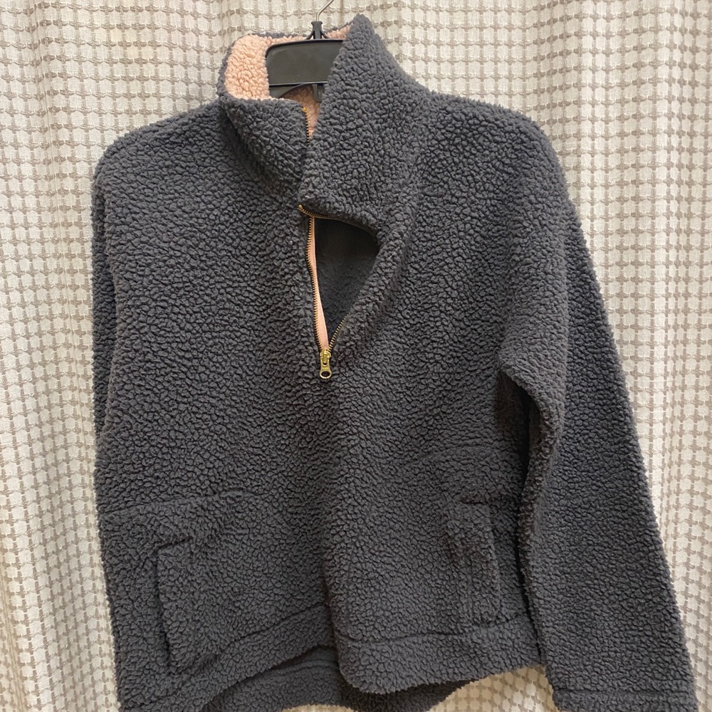 Grey sherpa jacket with pink neck